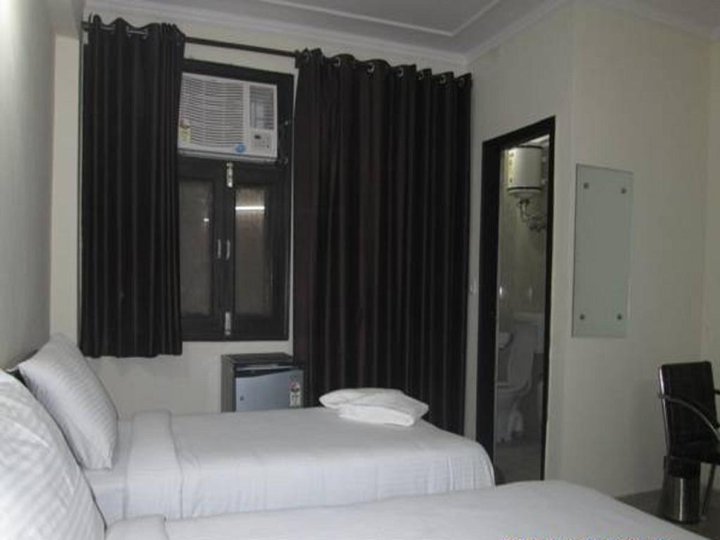 Charanpahari Hotel Neu-Delhi Exterior foto