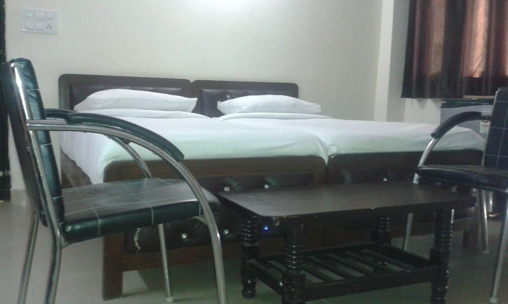 Charanpahari Hotel Neu-Delhi Zimmer foto