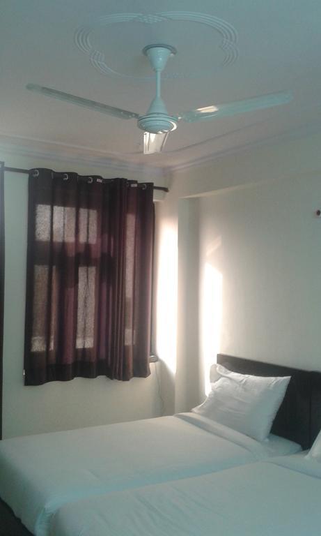 Charanpahari Hotel Neu-Delhi Exterior foto