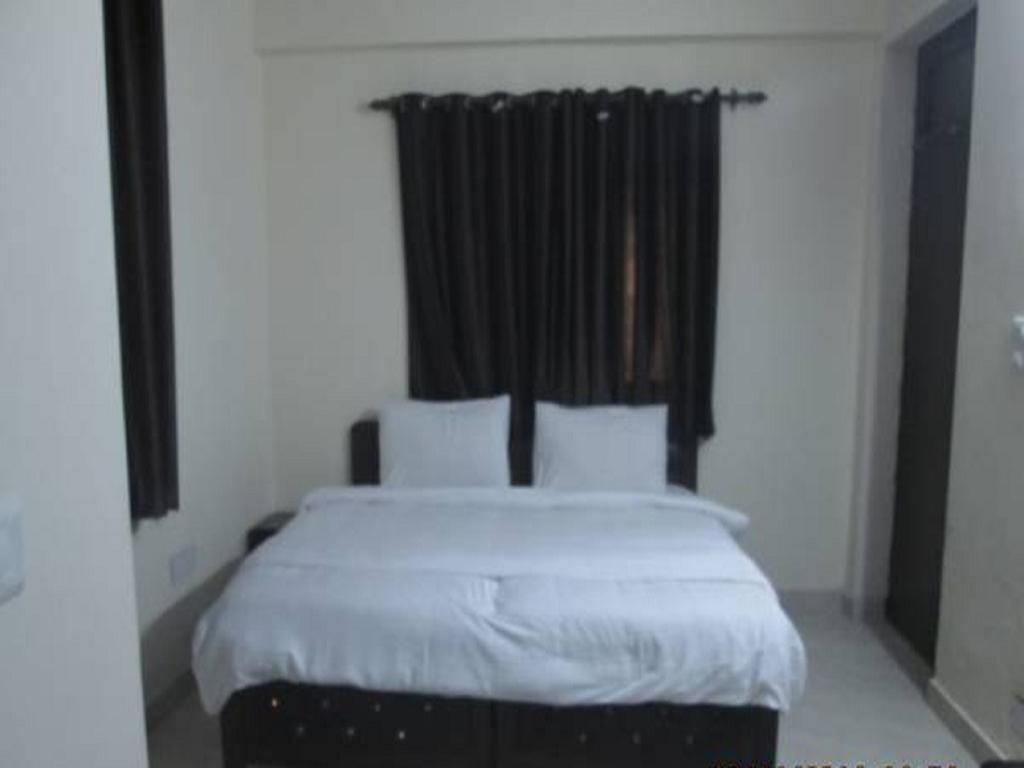 Charanpahari Hotel Neu-Delhi Zimmer foto
