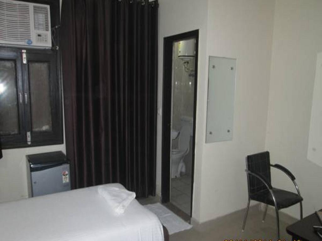 Charanpahari Hotel Neu-Delhi Exterior foto