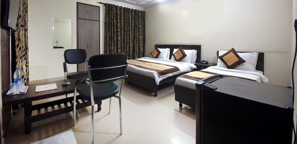 Charanpahari Hotel Neu-Delhi Exterior foto