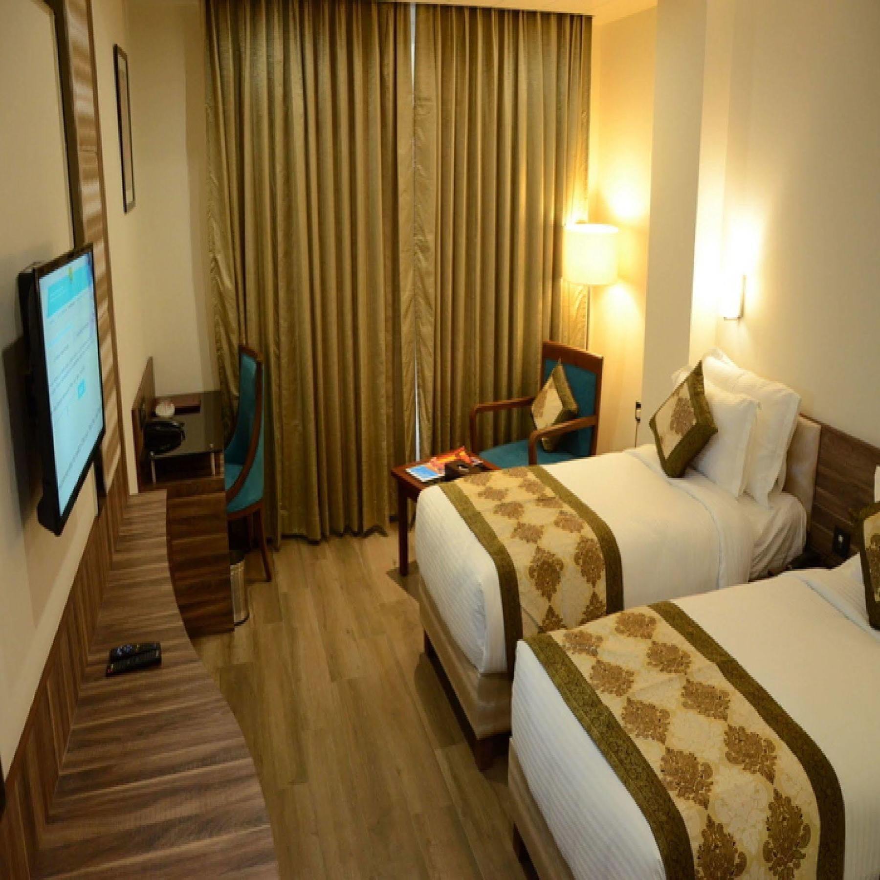 Charanpahari Hotel Neu-Delhi Exterior foto