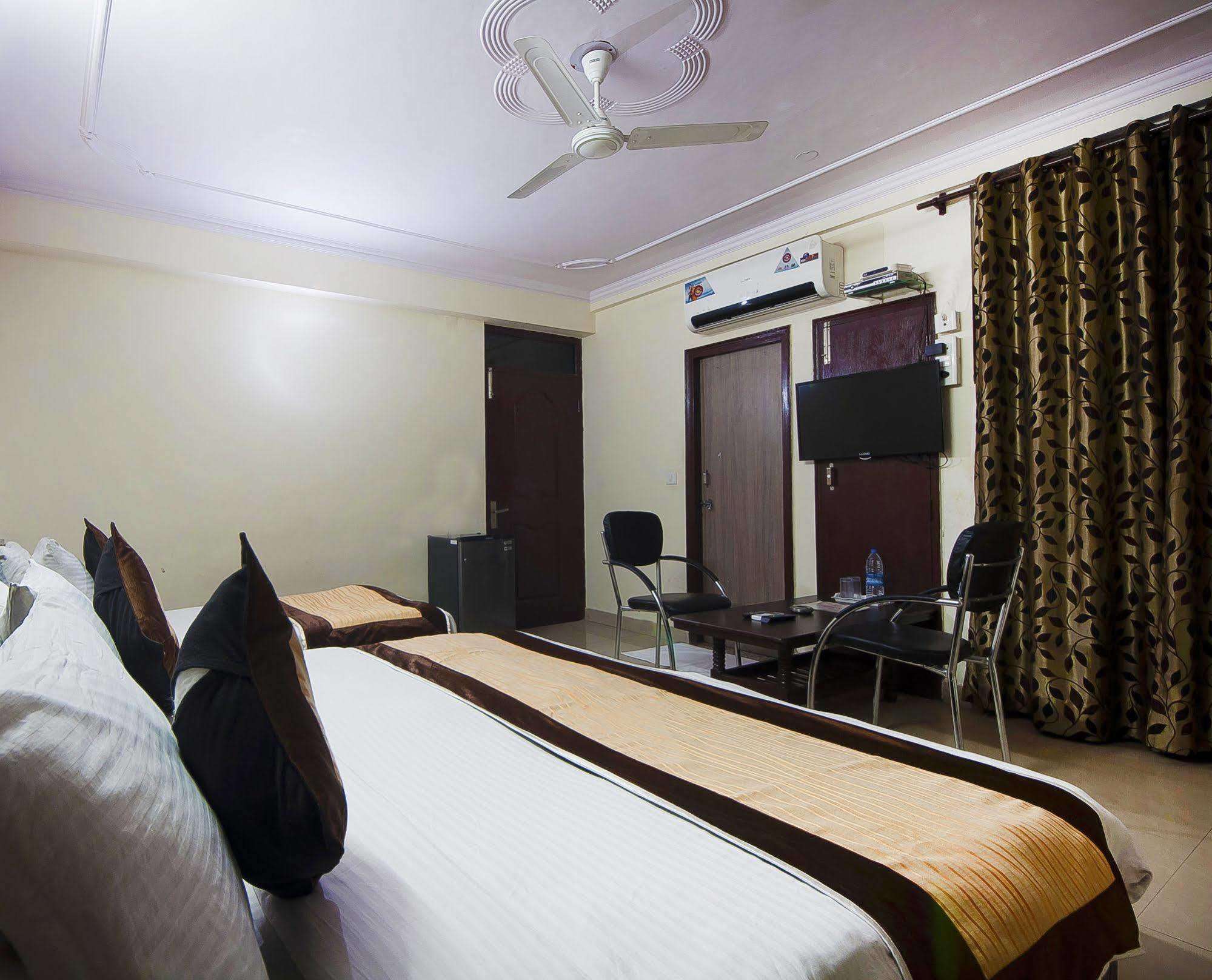 Charanpahari Hotel Neu-Delhi Exterior foto
