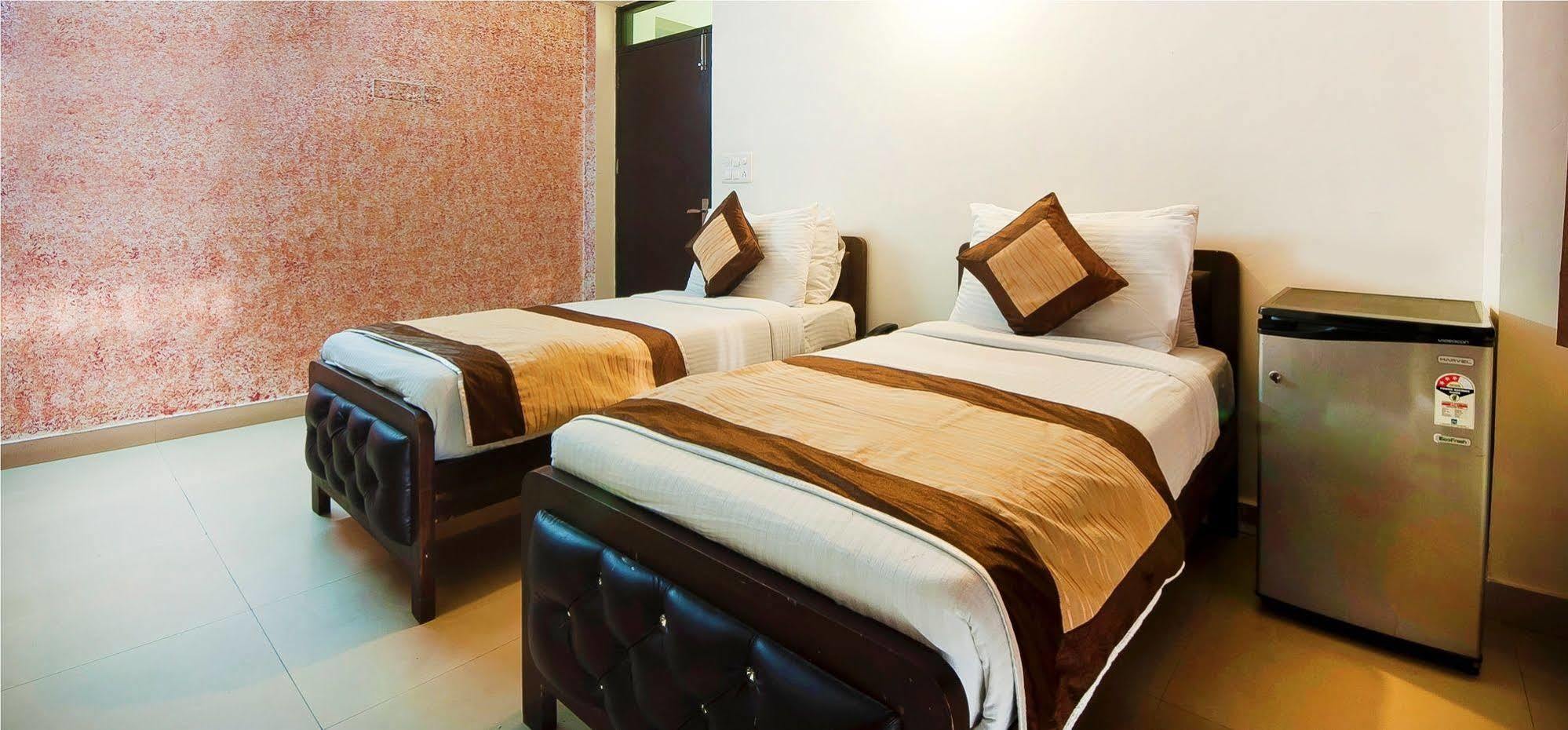 Charanpahari Hotel Neu-Delhi Exterior foto