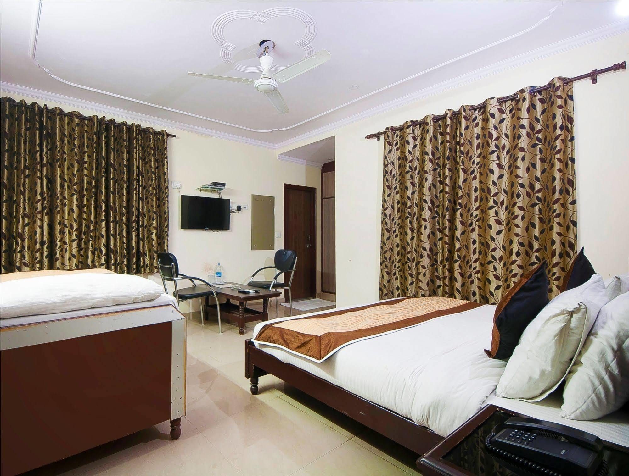 Charanpahari Hotel Neu-Delhi Exterior foto