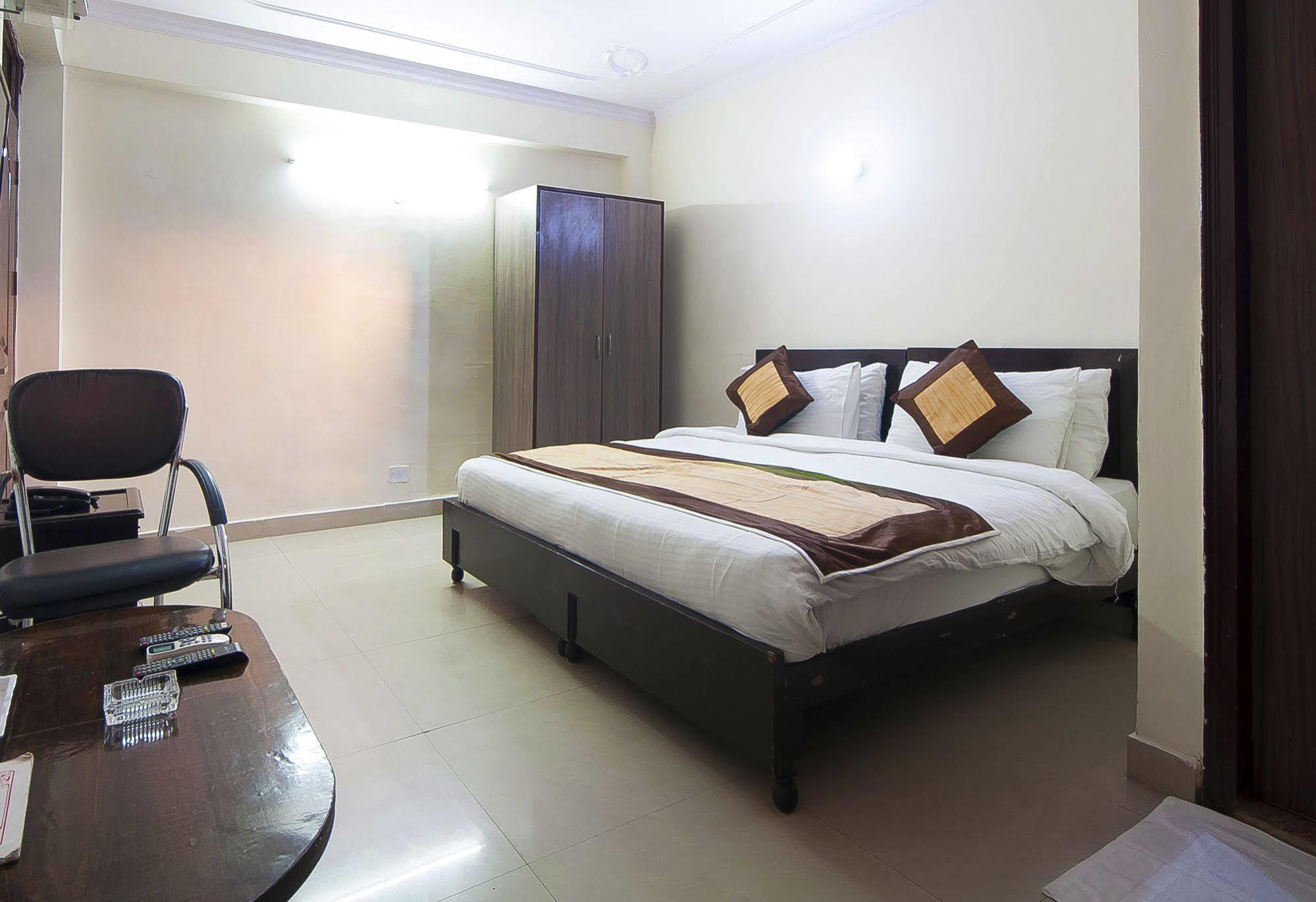 Charanpahari Hotel Neu-Delhi Exterior foto