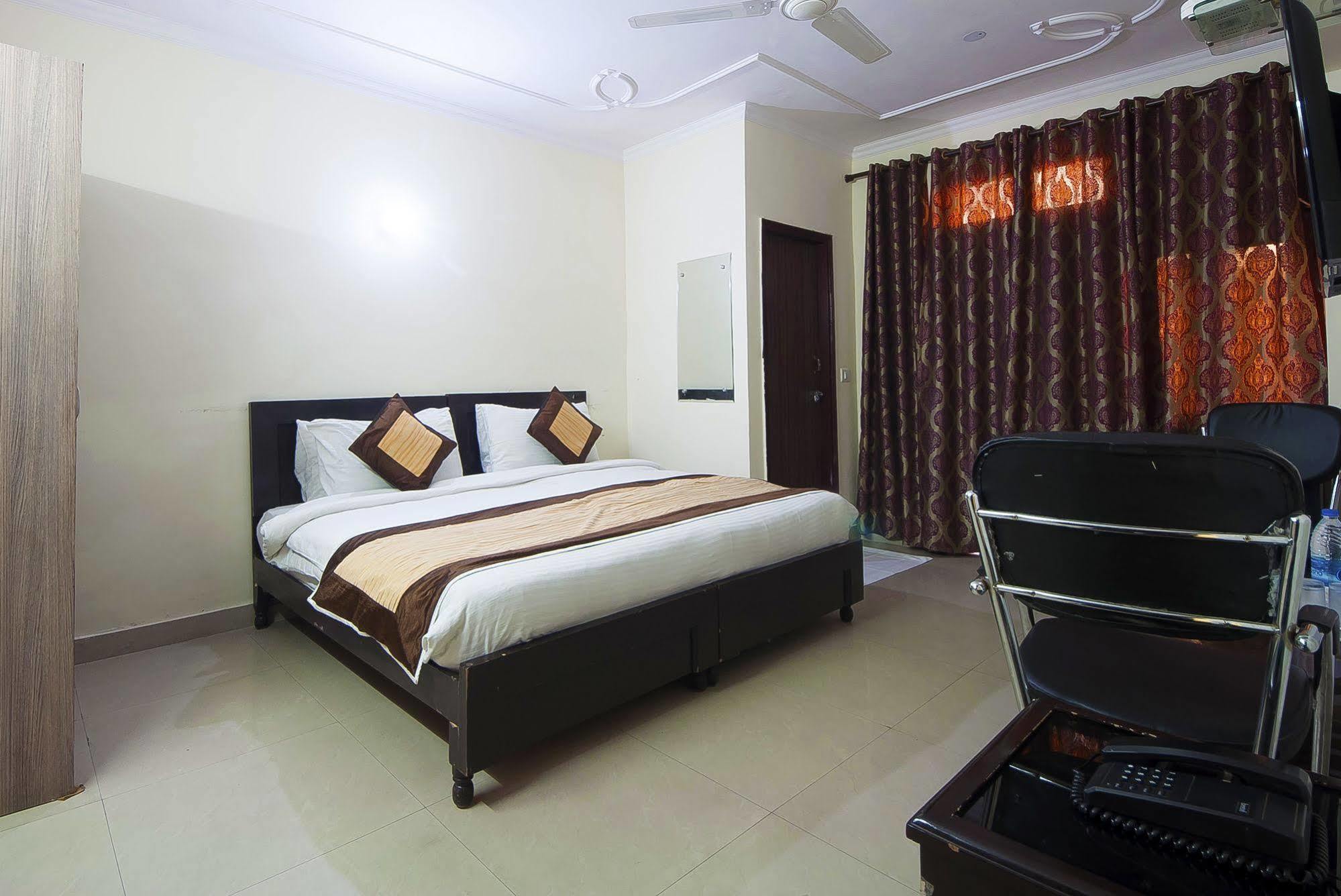 Charanpahari Hotel Neu-Delhi Exterior foto