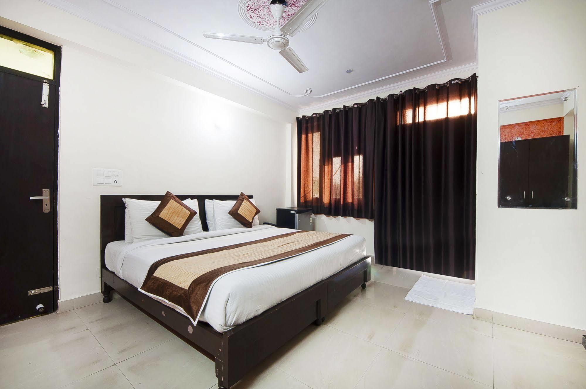 Charanpahari Hotel Neu-Delhi Exterior foto